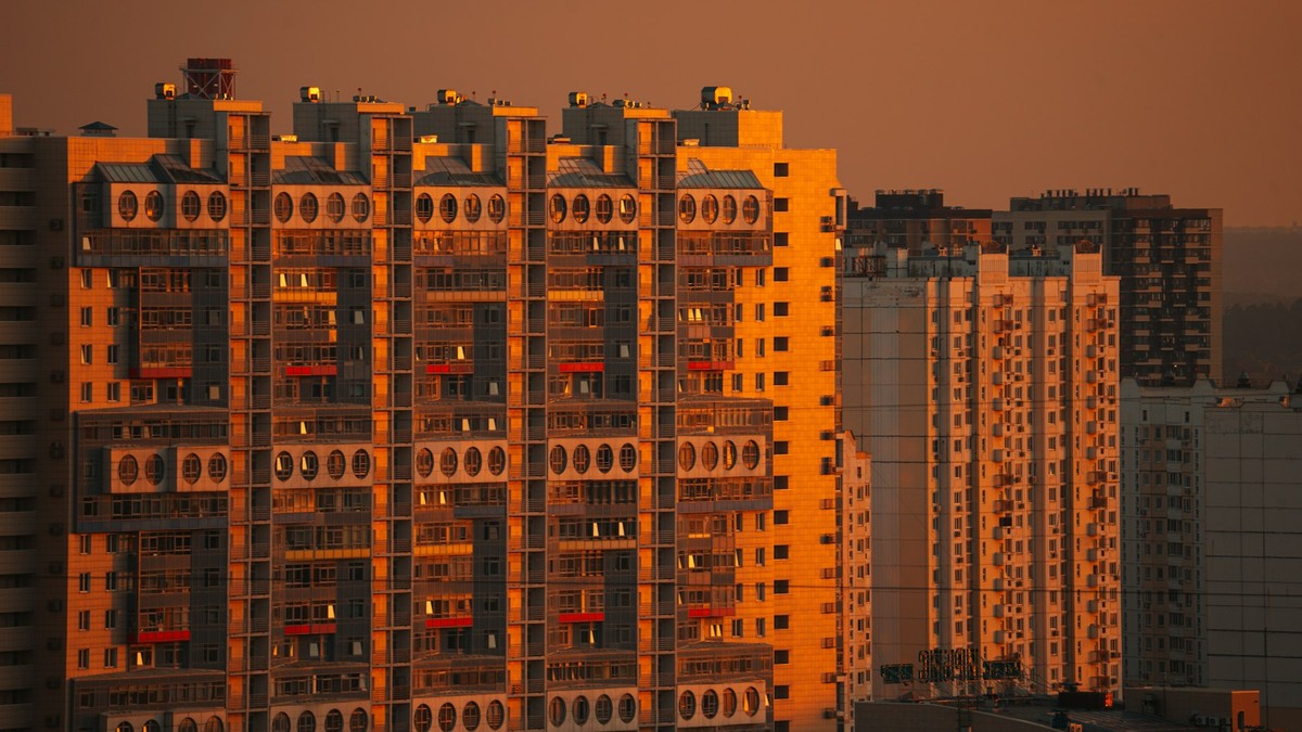 夕暮れの光が差し込む集合住宅の外観