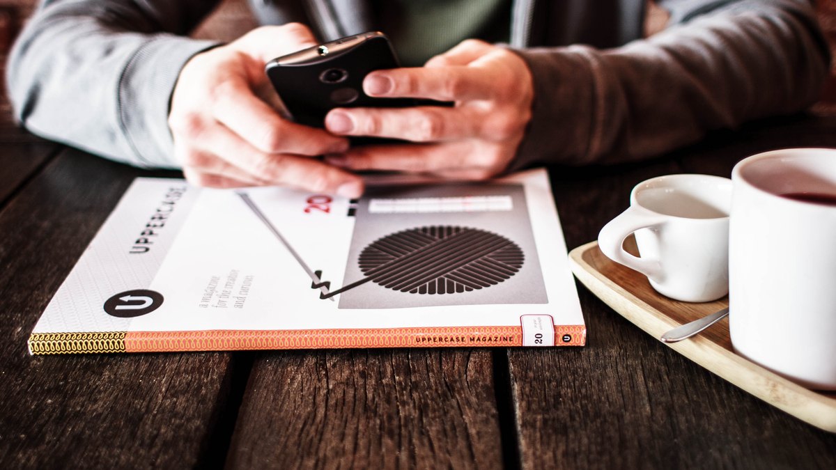 スマホとコーヒーでNISAとiDeCoを調べるイメージ