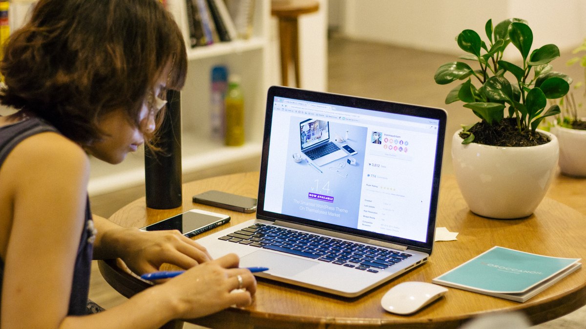 ノートパソコンとメモでNISAとiDeCoの違いを整理するイメージ