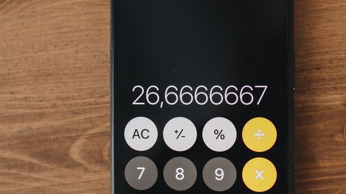 スマホの電卓で計算する様子